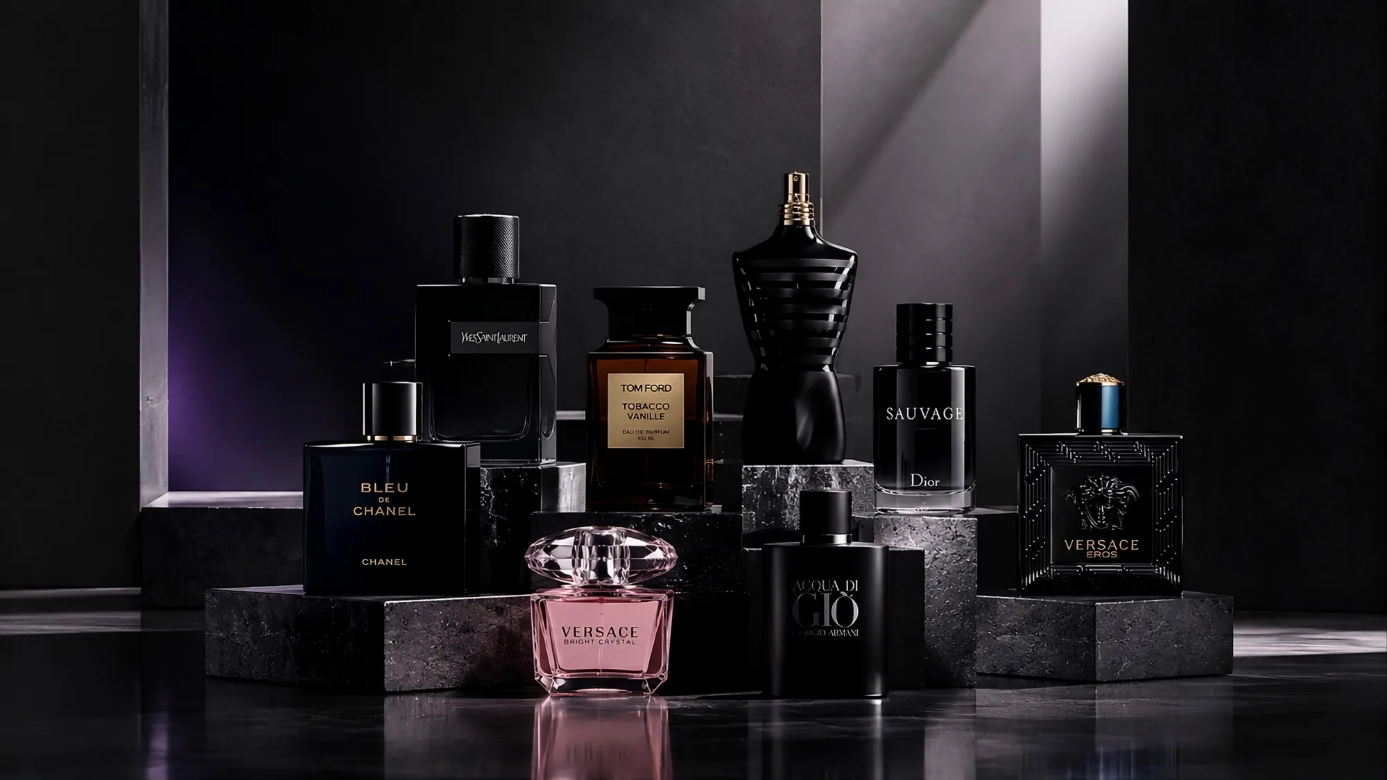 Perfumes de diseñador sobre pedestales de piedra oscura